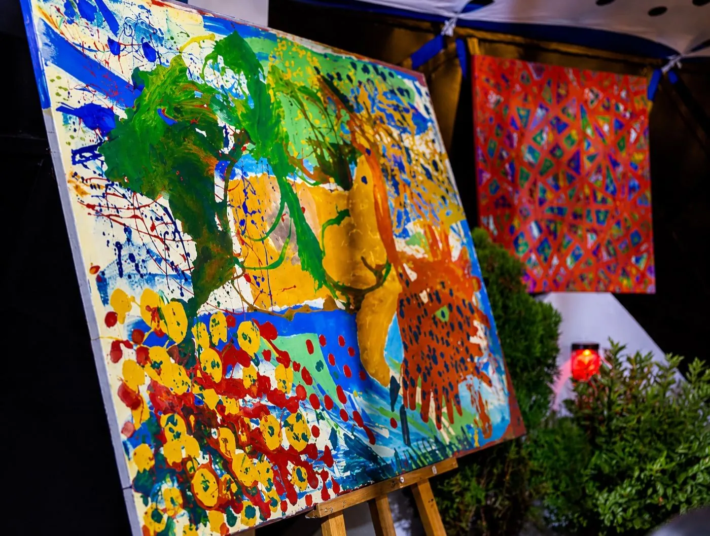 Exposition artistique colorée à Ilé Ôkpè Center